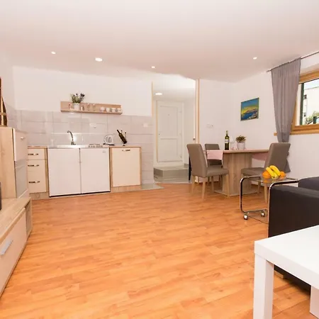House Close To Aci Marina Apartment