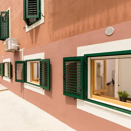 House Close To Aci Marina شقة سبليت