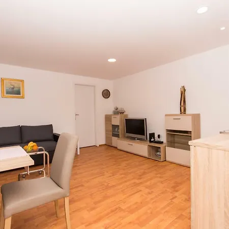 House Close To Aci Marina شقة