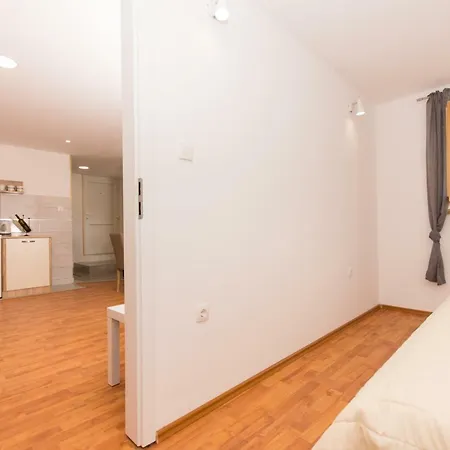 House Close To Aci Marina شقة